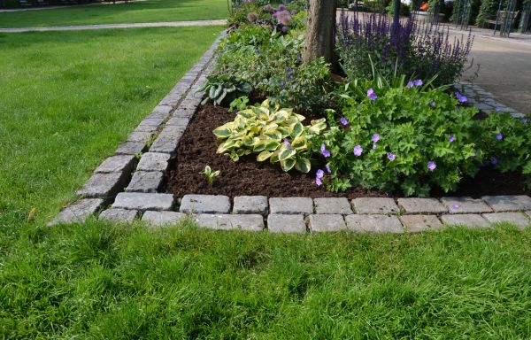 Flower Bed Mulching in Saint Charles